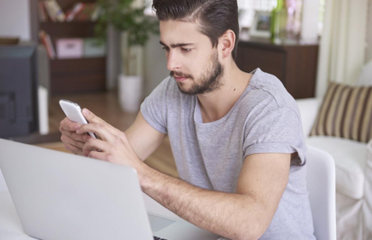 Profissional analisando dados financeiros